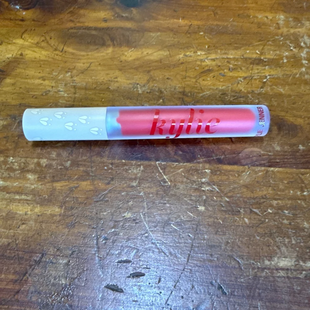 Kylie Cosmetics Liquid Lipstick in Color 405 Red Velvet